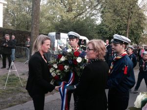 Kranslegging door bestuursleden van Stichting Bevrijdingspop